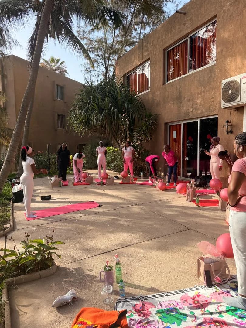 Groupe de Bloomies, roses à la main, devant l'horizon