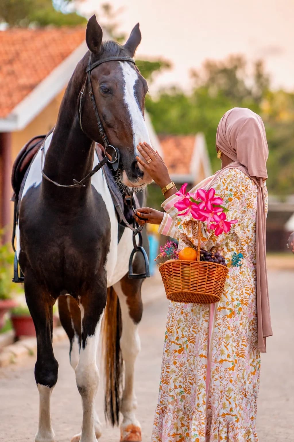 Portrait rapproché, panier de fleurs et de fruits, cheval au premier plan
